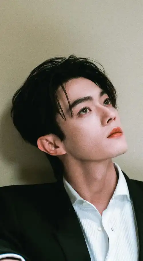 许凯壁纸|#许凯cibleskin悉源地品牌代言人#这张脸真是没有死角的帅