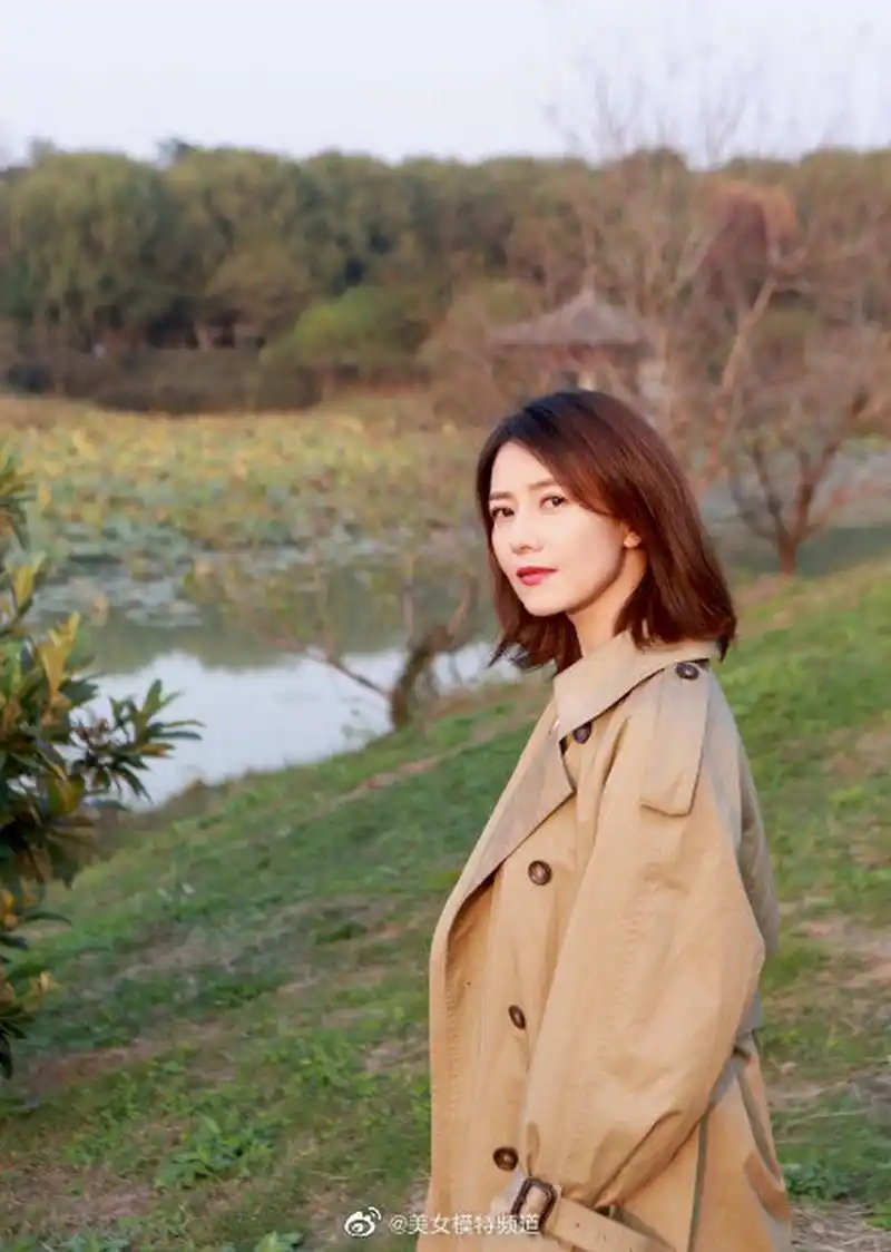 工作室晒高圆圆库存美照穿卡其色风衣阳光映照下侧颜迷人