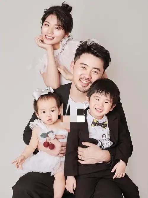 黄英曹帅全家福曝光俩萌娃高颜值实力抢镜夫妻感情恩爱如初