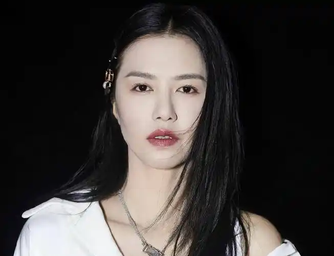 歌手谭维维父亲早逝无法接受母亲的新恋情婚姻让她变柔软