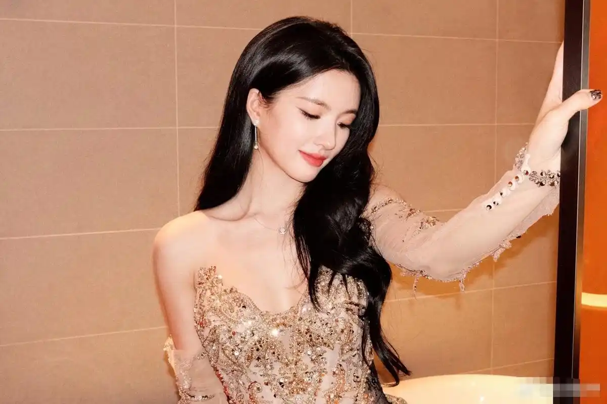 刘些宁真是名副其实的女团脸,跳群舞目光会不自觉的盯着她,即使她身材