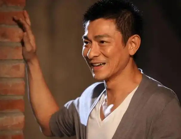 60岁刘德华晒自拍照,满脸笑容皱纹明显状态佳,上亿豪宅内景曝光