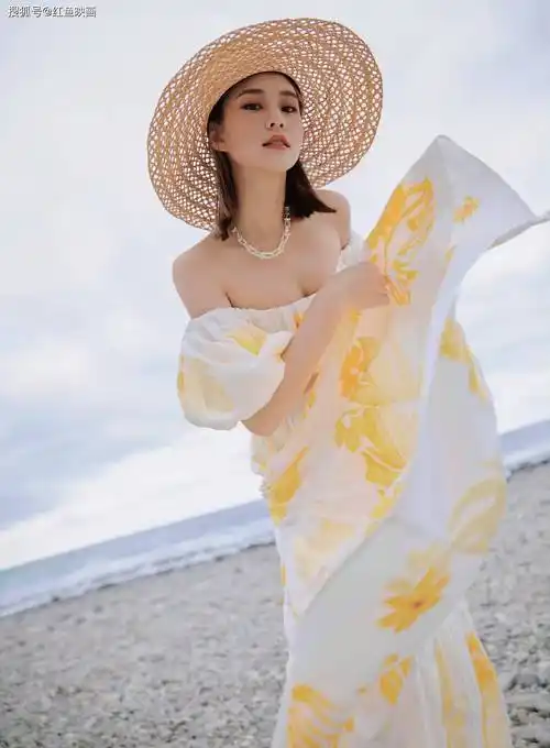 何超莲有钱又有身材,抹胸小美女