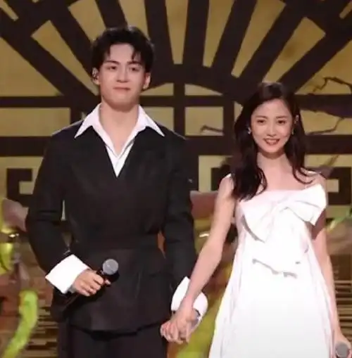 原创陈钰琪曾舜晞晚会同台两人十指相扣唱歌苹果肌被吐槽太突出