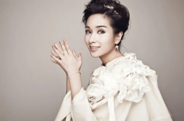 43岁杨恭如依旧"冻龄" 托腮侧颜养眼十足