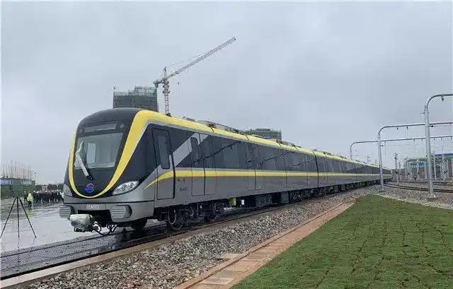 长沙地铁5号线列车运抵长沙!年底试运行