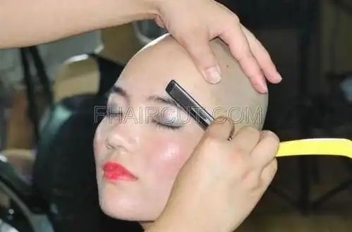 美女剃光头顺便剃眉毛强迫美女剃光头刮眉毛图