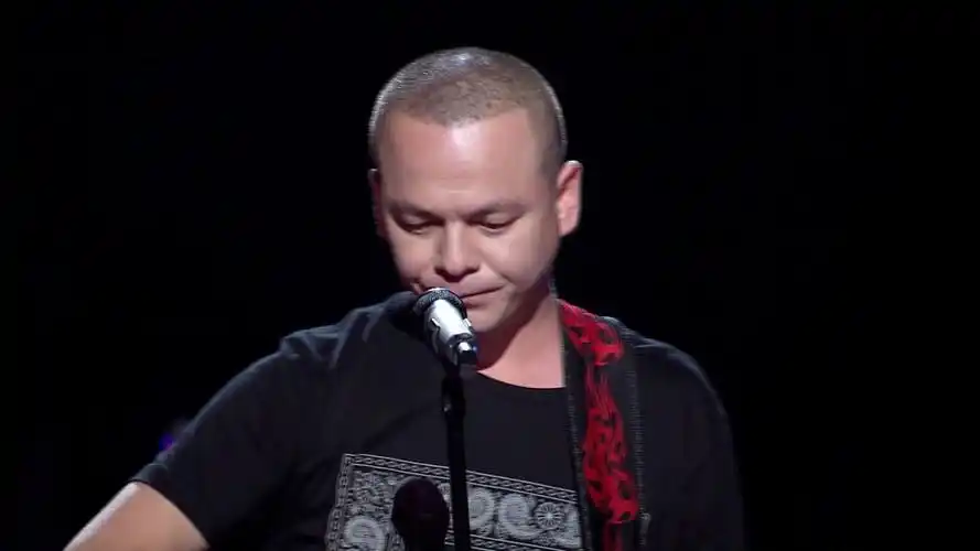 的演绎中将声音与形象浑然一体,描述了一种在酒吧喝酒听歌的氛围,烟嗓