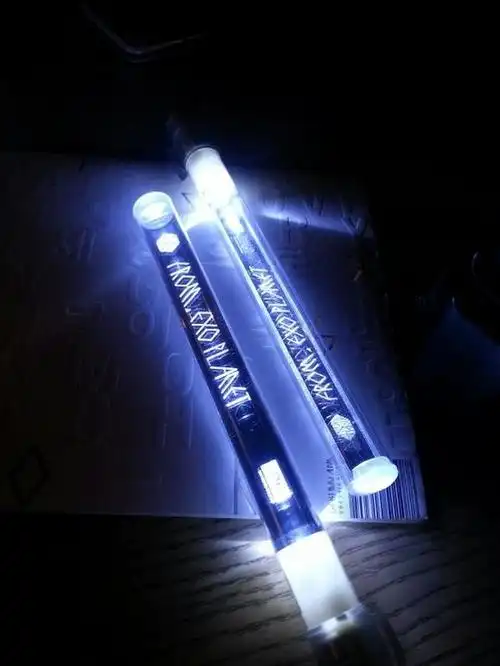 不知道为什么总是有人说行星饭乱派应援棒!银色不是exo的官方色吗?