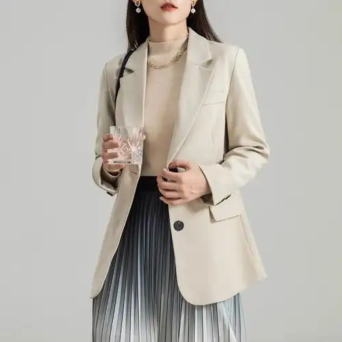 早秋的休闲西装超趁肤色的浅米色