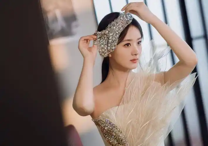 仙气十足赵丽颖金色凤凰裙亮相尽显女神范儿