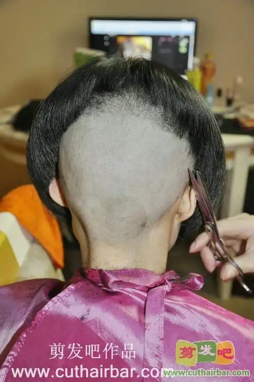 红袍美女剃光头剪发吧10713