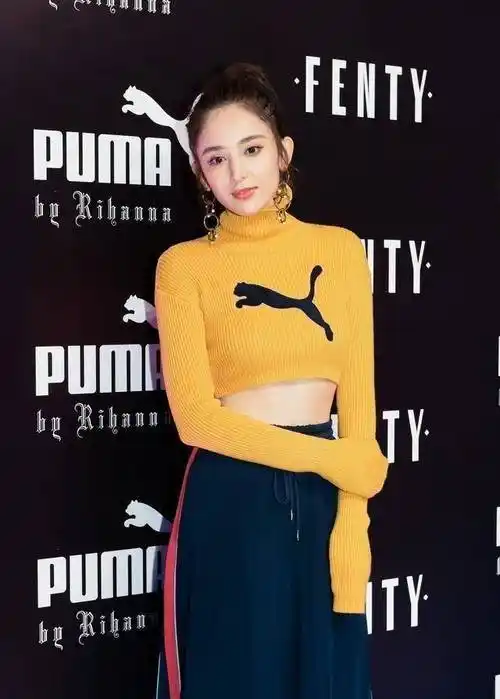 古力娜扎运动风穿搭有活力,露腰上衣秀美腹,马甲线好评_的设计_时尚