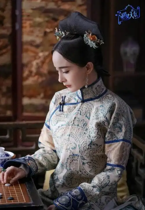 杨幂再现清宫装造型,颜值更胜当年晴川