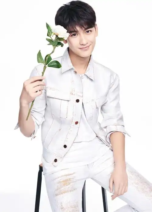 黄俊捷最新写真曝光花样少年青春绽放