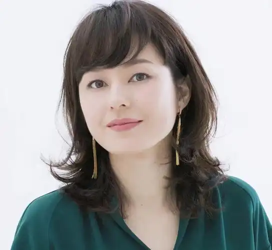 四五十岁长脸女人,抛弃"大妈卷"吧!留这几种发型,真显气质