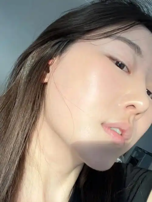 阳光下随便拍了一下皮肤好到吓我