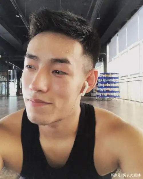 「男友周刊」七月第一期封面人物—"啊玖"