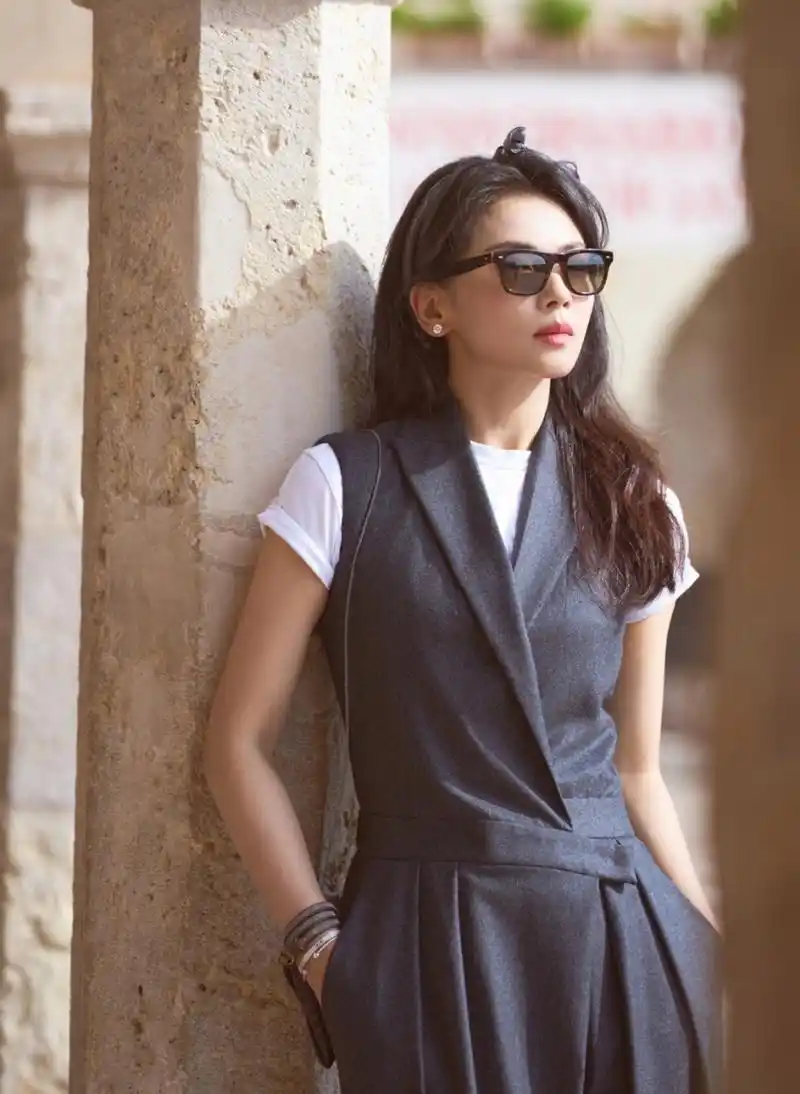 刘涛一把年纪还戴蝴蝶结发箍拍照,配合甜美阳光的笑容,减龄效果十足.