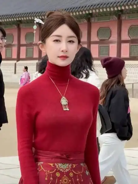 舒畅身穿红色马面裙现身韩国街头