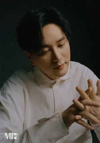 王仁君低头沉思 责任编辑:任芯仪(en063)