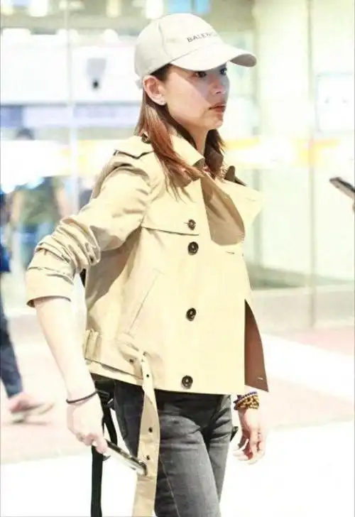 董洁素颜真能扛,穿短款风衣配紧身牛仔裤走机场,气质依然很出众