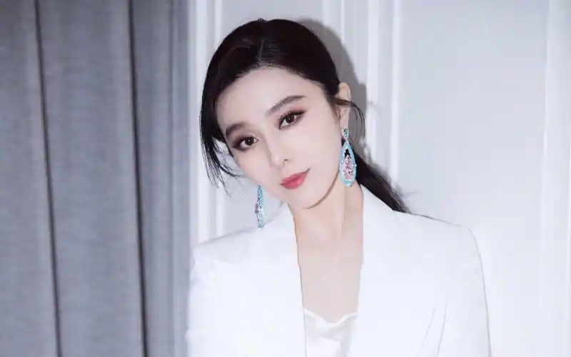 范冰冰 一袭白色飒爽西服的冰冰出席爱满民尖公益活动