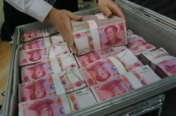 近来,许多网民都在讨论,四十几岁的人,一下子能有一百万的钱,是不是