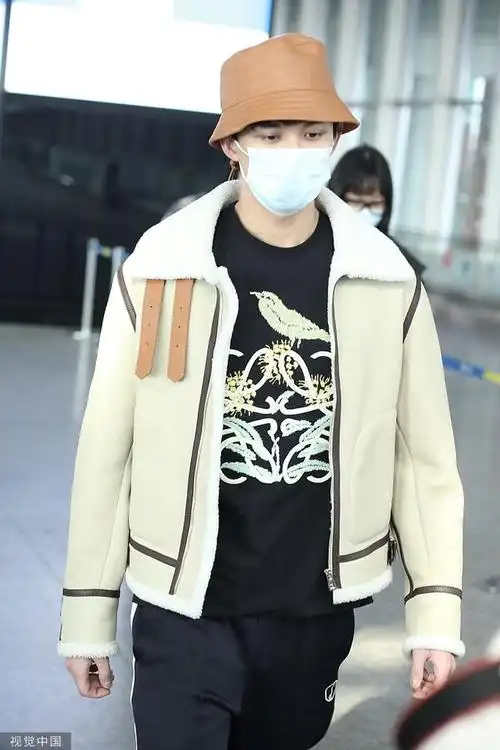 组图吴磊机场街拍曝光着短款外套搭配棕色渔夫帽帅气有型