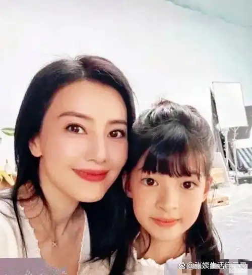 她既有高圆圆清新脱俗的气质