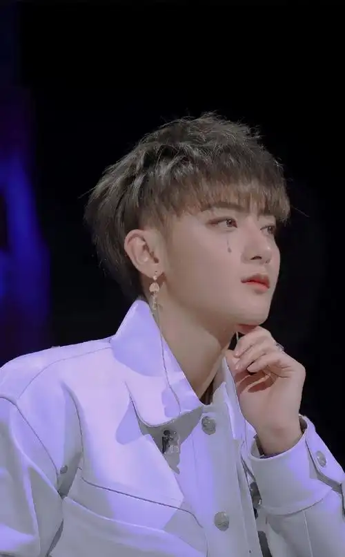 黄子韬蓝眼泪妆##黄子韬泪滴妆