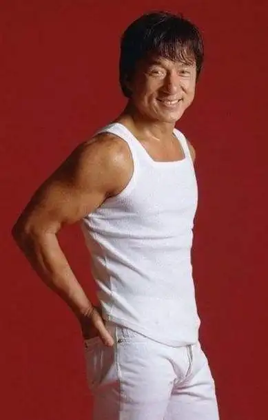 成龙晒与李宁35年前合影大秀健壮身材回忆满满