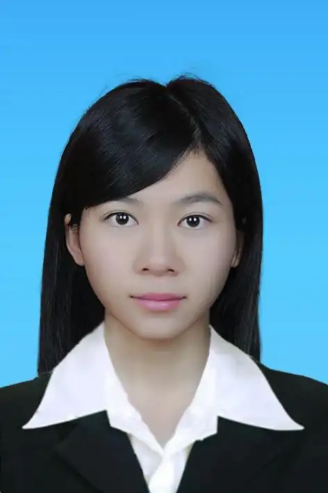 请大神帮我把第一张一寸照换个渐变的蓝色背景还有把衣服换成女式正装