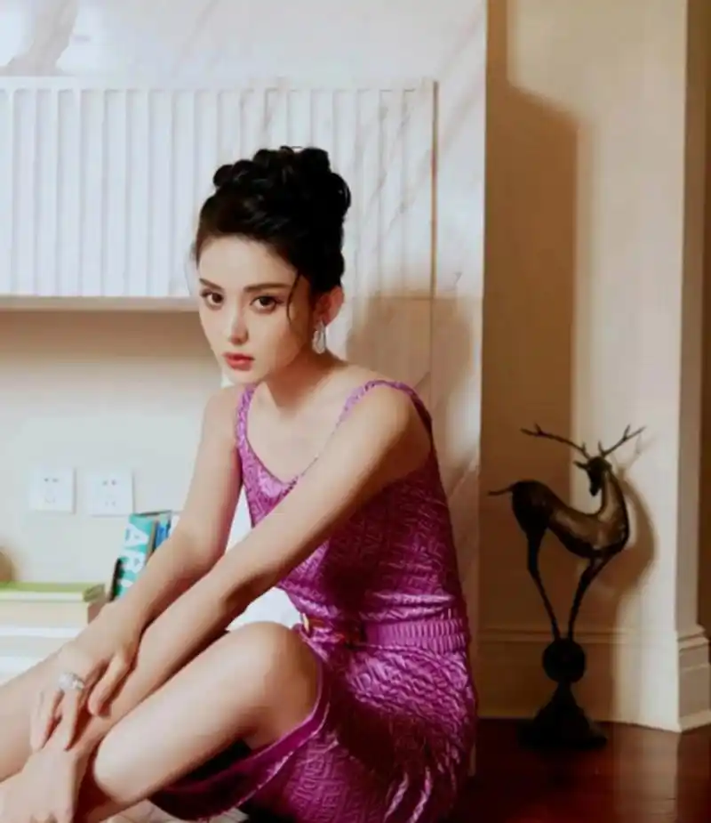 古力娜扎一袭玫红色修身裙,凸显好身材,身姿曼妙,容颜绝美,娇艳妩媚