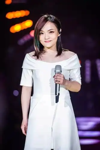 《我是歌手》徐佳莹重回小清新,虐心演唱《浪费》