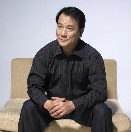 68岁李修贤近照罕曝光头发稀疏皱纹明显代言游戏却被吐槽