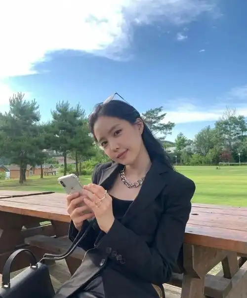 韩国顶级身材孙娜恩爆照白背心搭工装裤蜂腰直角肩比例好