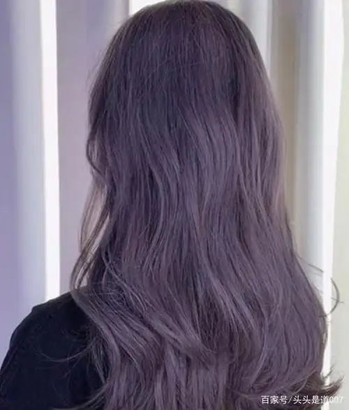 图片来源:网络 深葡萄籽色 紫色带有一种贵族的质感,这款颜色风格独特
