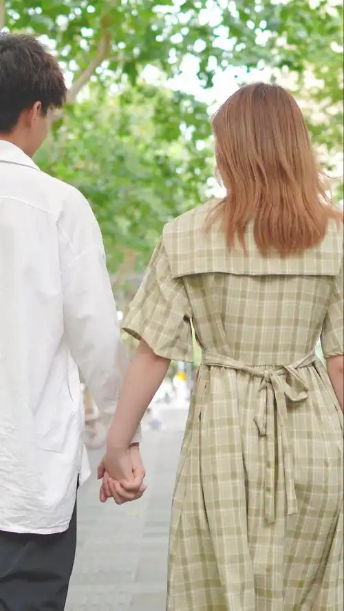 情侣牵手逛街浓情蜜意mp4