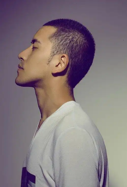 青年男生剃超短寸头引领时代风阳光帅气男生短直发图片大全