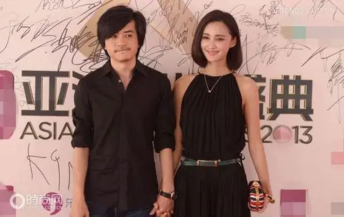 张歆艺获年度偶像大奖 与杨树鹏亮相红毯