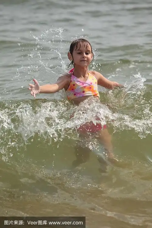 小女孩在海里游泳