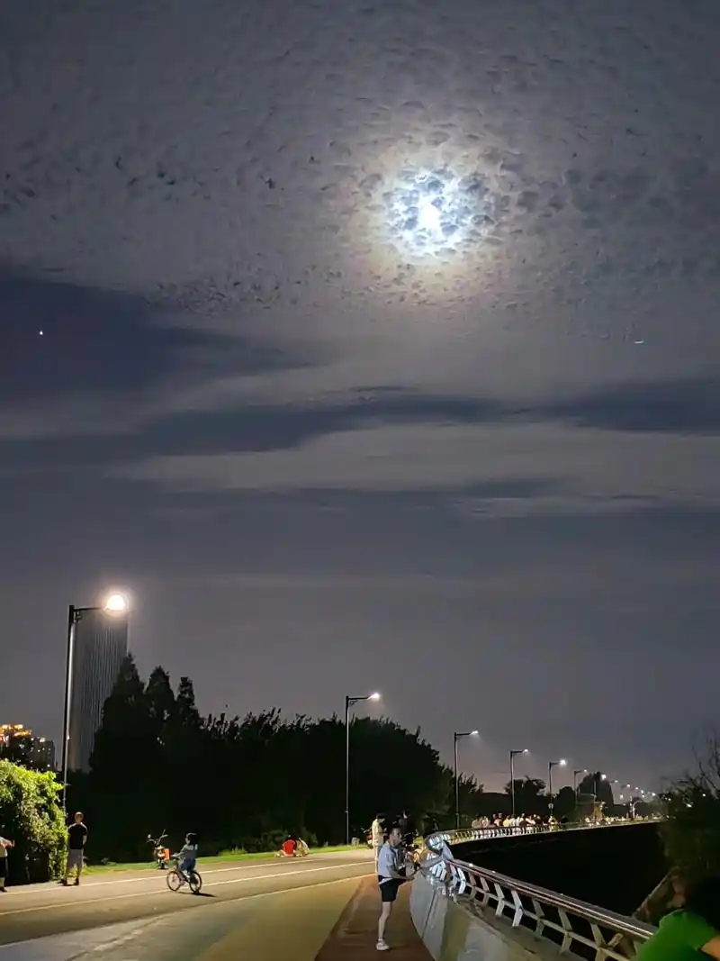 城市的夜晚 ,中秋节杭州下沙的月亮暗淡无光,说好的明月清风, - 抖音