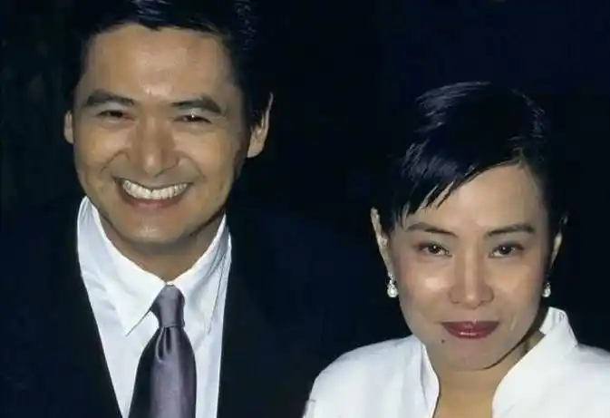 周润发现状与年轻的模样,相差太多了_明星_妻子_陈荟莲