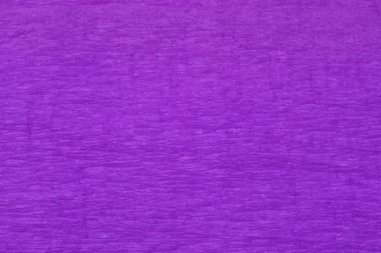 纹理的紫色纸上按下窗体