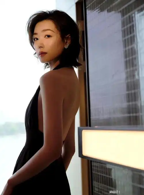 万茜美得不低调, 穿一身黑色深v长裙走红毯, 优雅又惊艳!