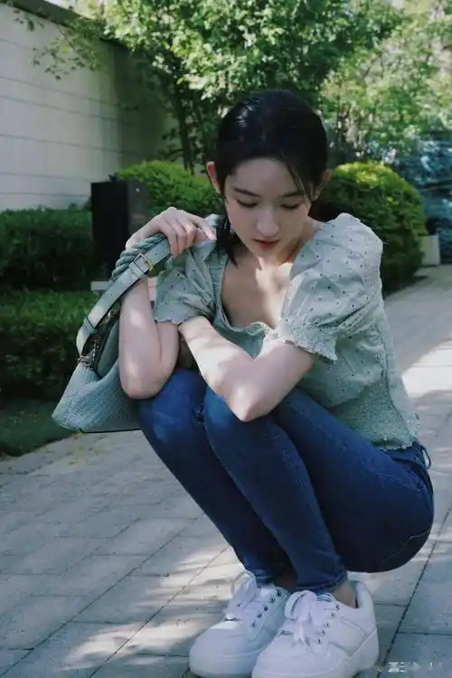 王玉雯深棕色的露腰套装裙,腰部设计很有特色,大部分是用一根细带子系