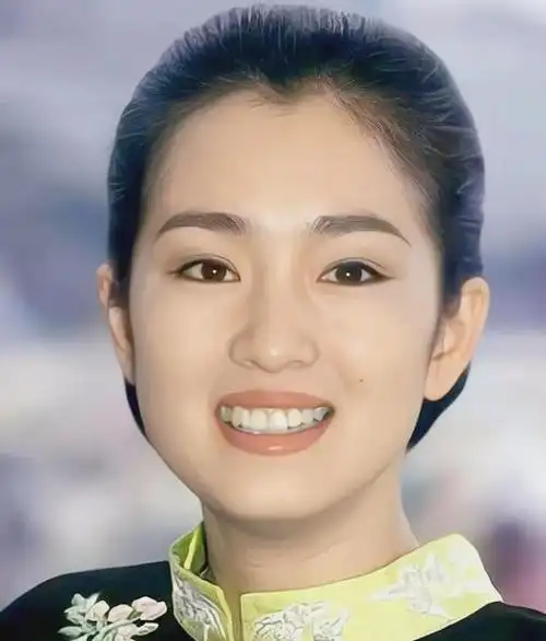 这是巩俐年轻时候的倩照,那时巩俐好清纯啊.