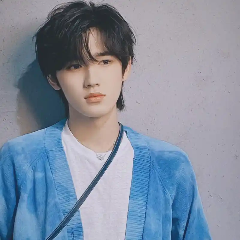 宋亚轩冷脸随拍# 帅气小宋!