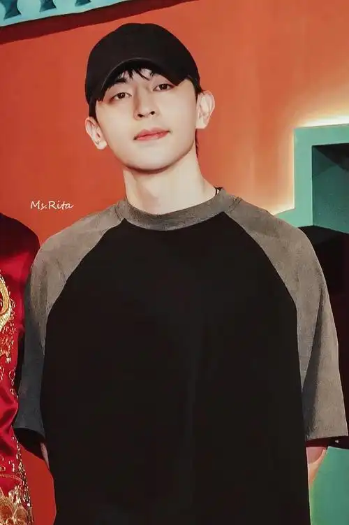 邓伦参加婚礼颜值回春罕露笑容知情人曝其将复出